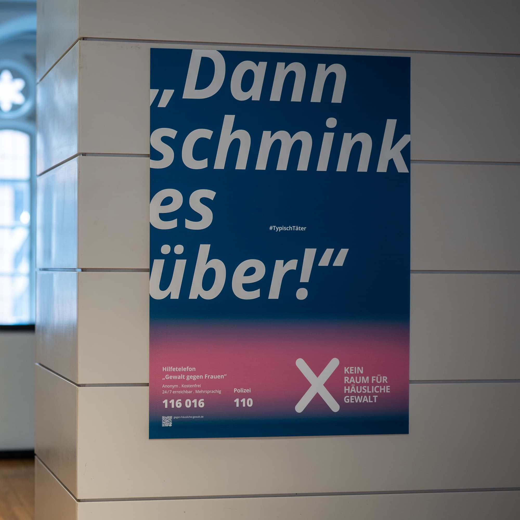 Kampagnenplakat „Kein Raum für häusliche Gewalt“ im öffentlichen Raum mit dem Zitat „Nicht mein Problem … oder doch?“, das zur Aufmerksamkeit und zum Hinsehen aufruft.