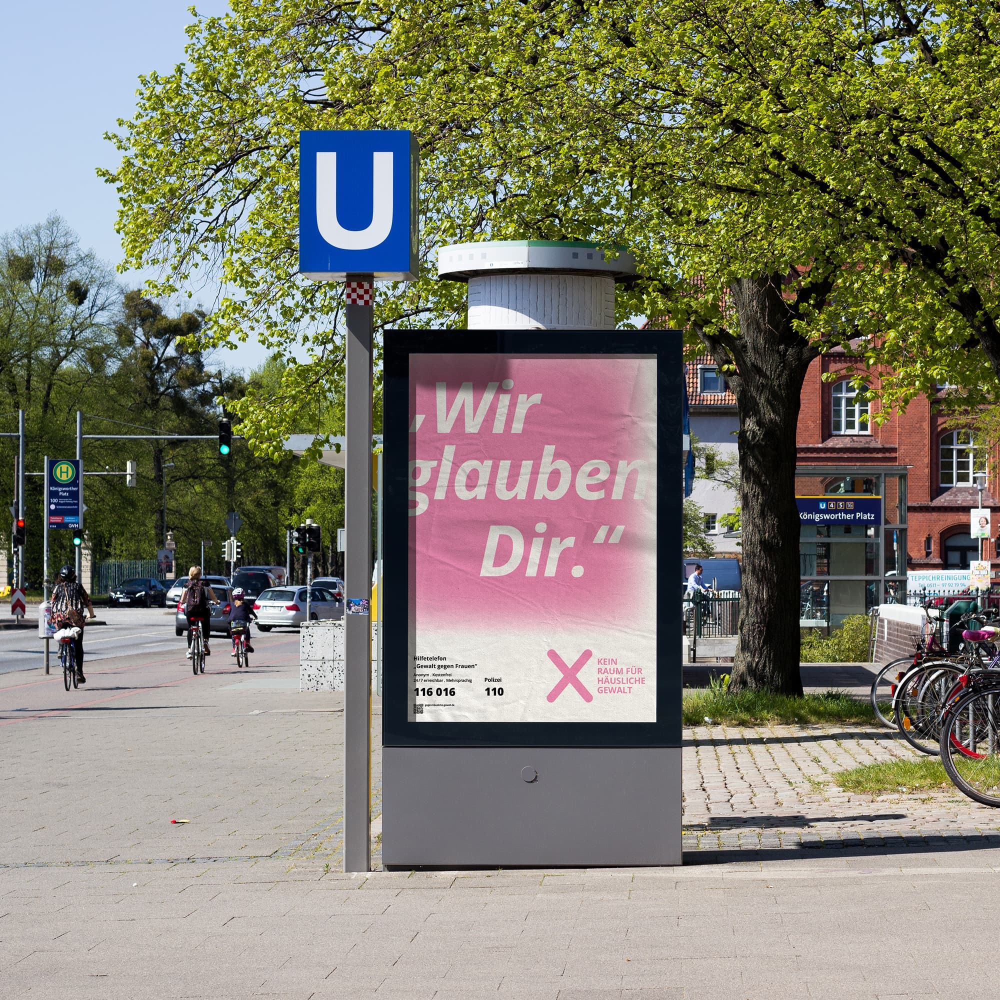 Kampagnenplakat „Kein Raum für häusliche Gewalt“ im öffentlichen Raum mit dem Zitat „Wir glauben dir.“ als sichtbares Zeichen der Unterstützung.